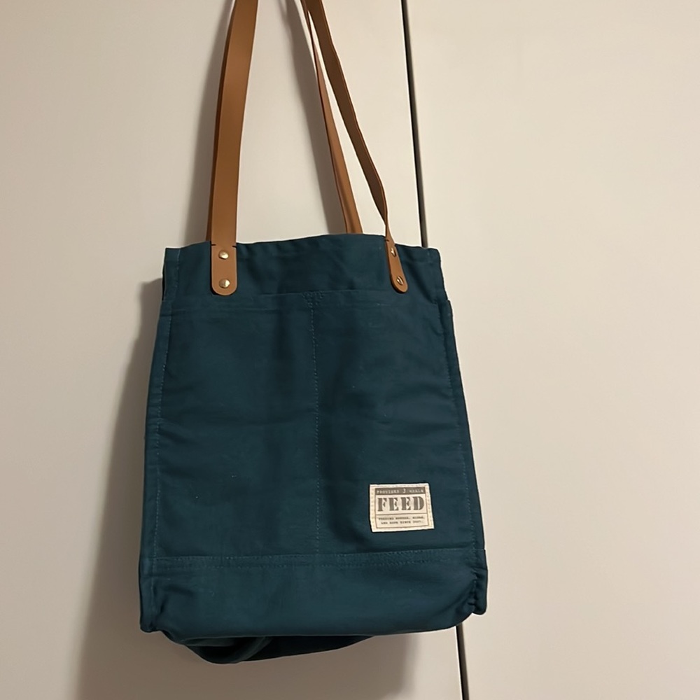 Feed tote